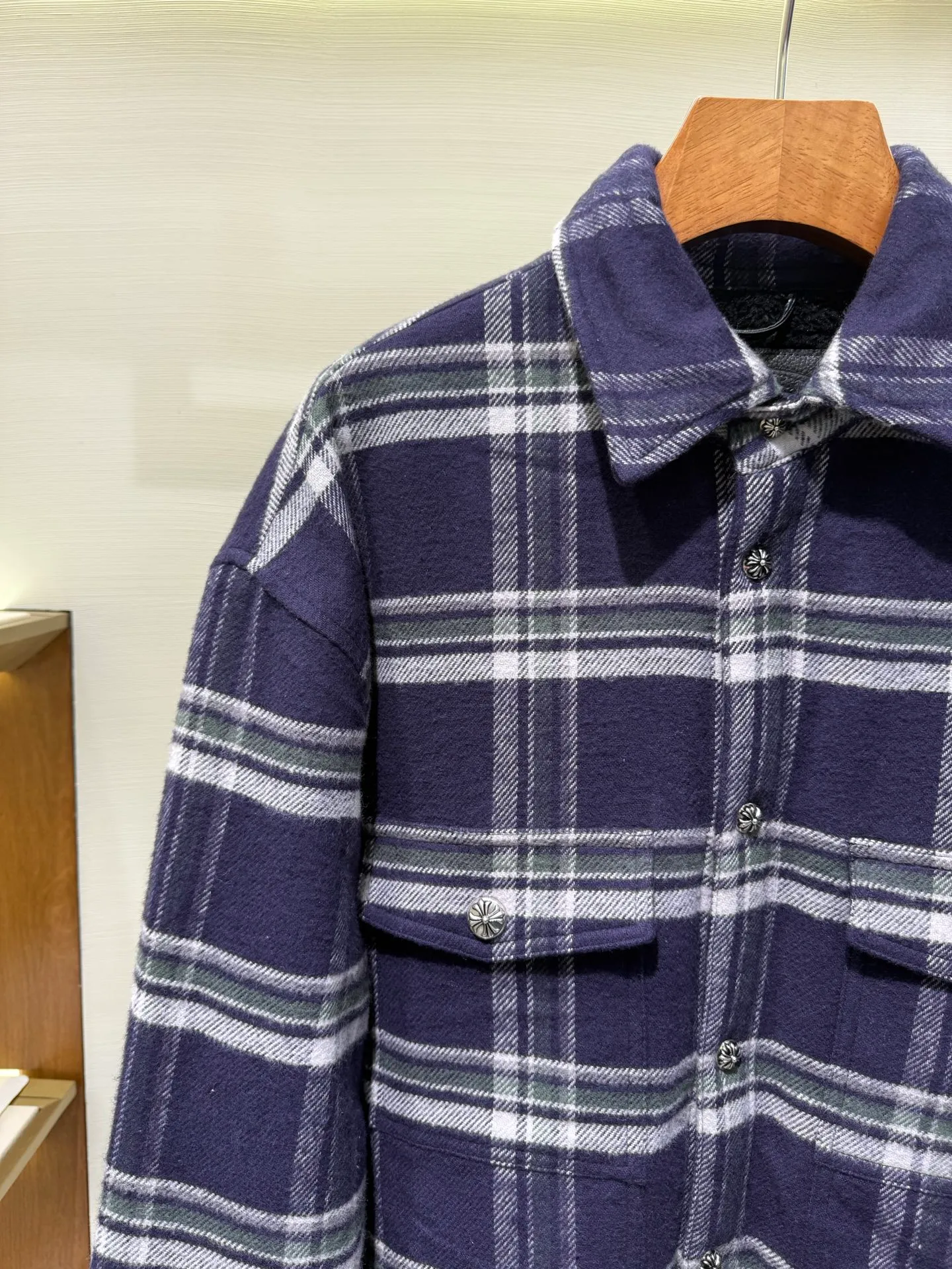 P680 Chrome Hearts Chrome Hearts Plaid Velvet Distressed Button Shirt Jacket Chrome Hearts Chrome Hearts FW25 plaid long-sleeved shirt combines the classic distressed cross logo buttons to show a unique brand style. It adopts a long-sleeved design, suitable for wearing in autumn and winter, showing a fashionable and casual style to increase the comfort and fashion of wearing.  Fabric: 100% cotton 100% polyester Craftsmanship: Customized distressed hardware, symmetrical plaid tailoring Size: S M L XL 3331517
